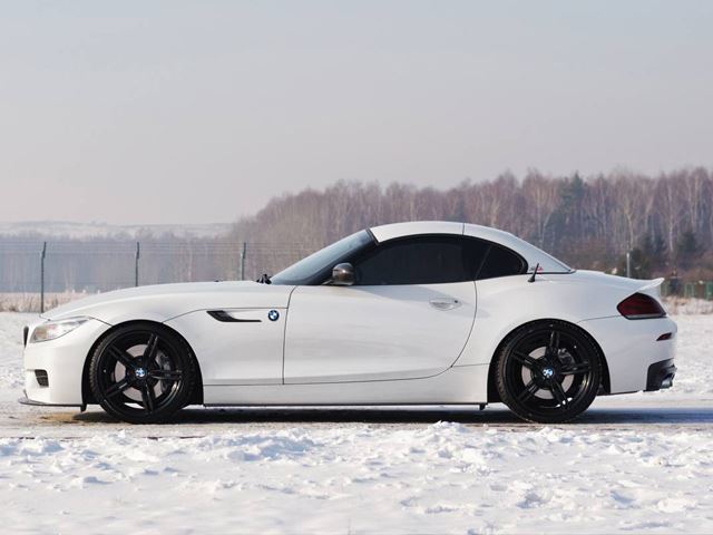 Кристально белый  BMW Z4 получает всесторонние обновления.